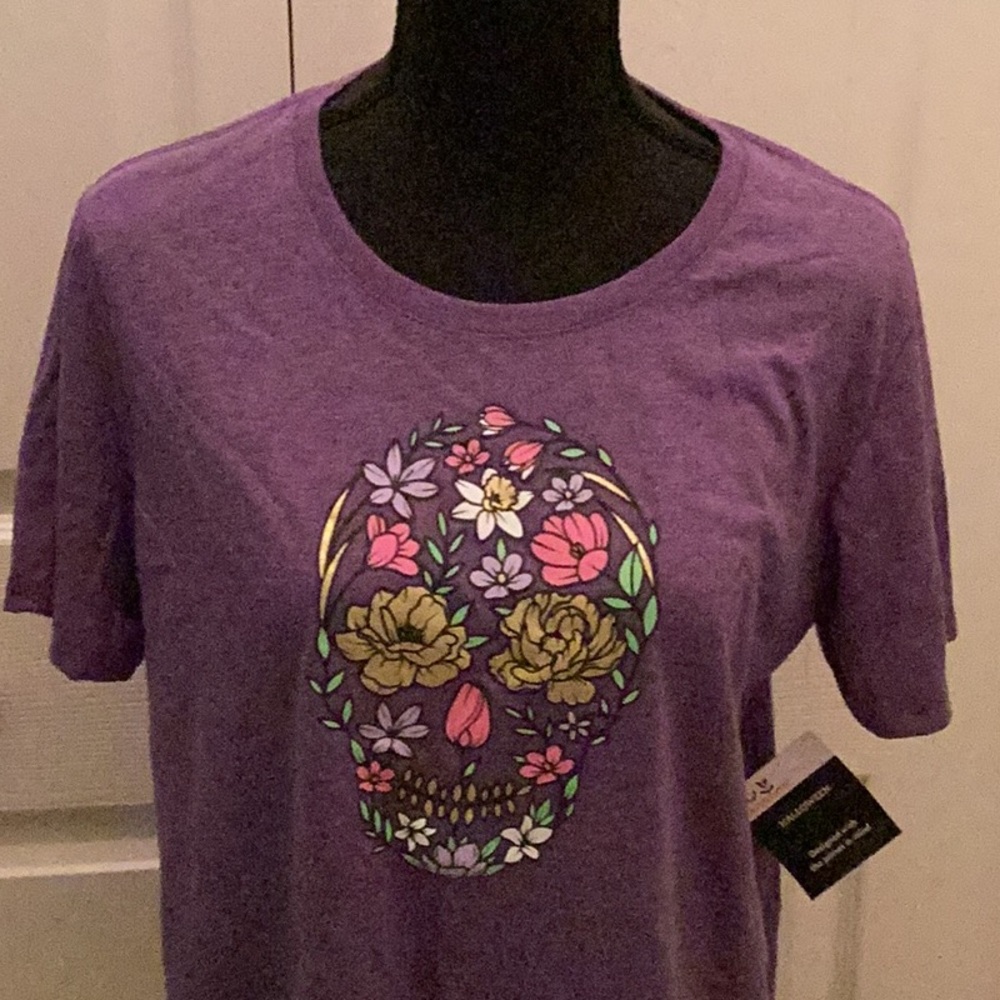 🌸NWT Graphic Skull With Flowers Size XLARGE Must Have Tee Makes Perfect Gift 🌸